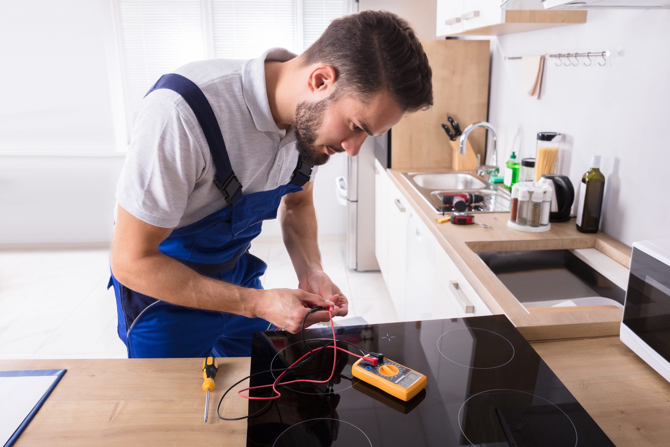 Técnico Trabajando con Vitrocerámicas Electrolux
